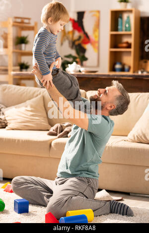 Padre amorevole di trascorrere del tempo con il figlio Foto Stock