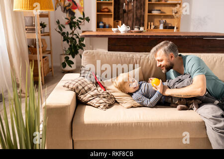 Jolly figlio divertendosi con padre Foto Stock