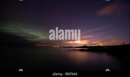 Luna crescente oltre oceano Atlantico Road - Atlanterhavsveien, in Norvegia. Notte invernale su questa famosa strada. Foto Stock