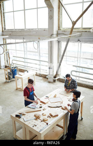Gruppo di carpentieri al lavoro Foto Stock