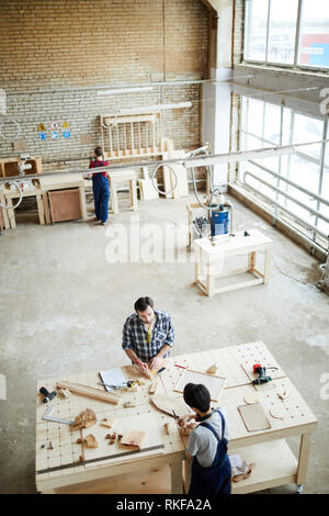 Lavorare con piccoli pezzi di legno Foto Stock