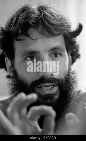 Cat Stevens ora noto come Yusuf Islam il cantante fotografato nel suo nord ufficio a Londra nel 1985 per la rivista Stern. Foto Stock