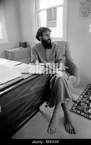 Cat Stevens ora noto come Yusuf Islam il cantante fotografato nel suo nord ufficio a Londra nel 1985 per la rivista Stern. Foto Stock