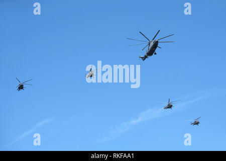 Mosca, Russia - 9 Maggio 2018: Russo per il trasporto militare elicottero Mi-26 e quattro-trasporti elicotteri d'assalto Mi-8 il terminatore nel cielo blu chiaro in Foto Stock