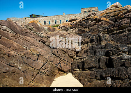 La posizione dominante di Fort Corblets su Alderney, preso dalla spiaggia. Foto Stock