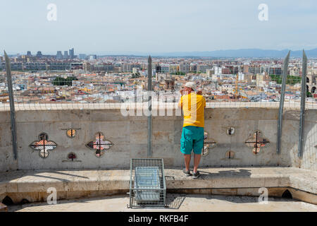 Un uomo si ammira il panorama della città dalla cima dell'el Miguelete, il campanile della cattedrale di Valencia a Valencia in Spagna. Foto Stock