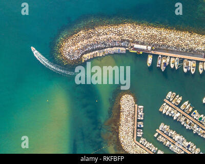 Marina top down vista aerea con la barca sailng off nel mare mediterraneo in Saint Aygulf vicino a Frejus Cote d'Azur, in Francia Foto Stock