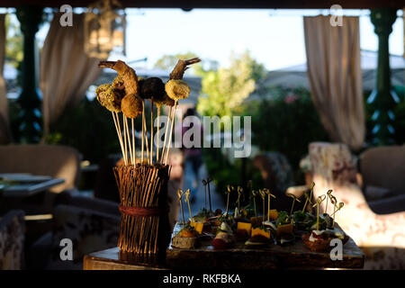 Fries crostino tostato e tapas con gamberetti e salmone. Delizioso antipasto. close up Foto Stock