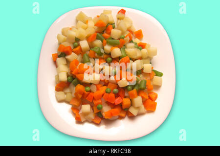 Vista dall'alto di un piatto di verdura, carote, patate, fagioli e piselli Foto Stock