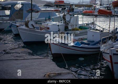 Le auto non sono ammesse sull isola di Hydra ma non vi è abbondanza di pesca barche e yacht. Foto Stock