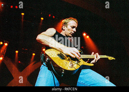 Phil Collen chitarrista solista nella banda Def Leppard esecuzione alla Brixton Academy 27 febbraio 2003, Londra, Inghilterra, Regno Unito. Foto Stock