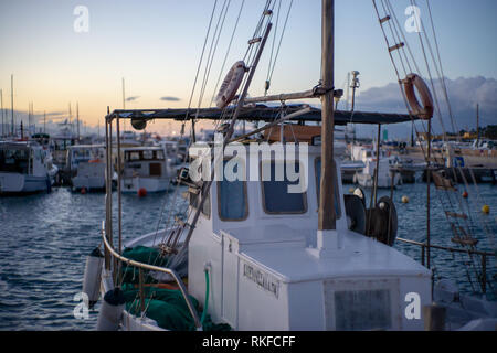 Le auto non sono ammesse sull isola di Hydra ma non vi è abbondanza di pesca barche e yacht. Foto Stock