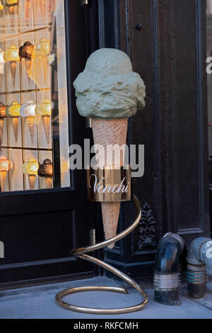 Un gigantesco cono gelato scultura fuori VENCHI, un italiano di cioccolato & ice cream shop situato su Broadway off Union Square Park di Lower Manhattan, New York Foto Stock