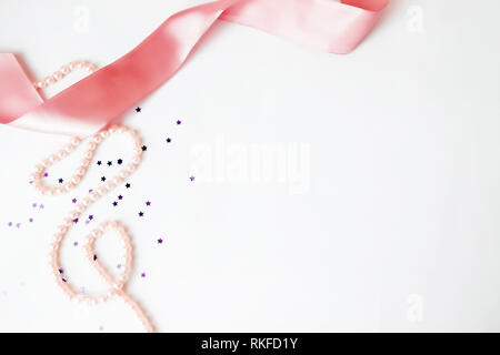 Nastro rosa su sfondo bianco Foto stock - Alamy