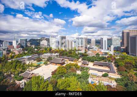 Skyline di Seoul e Palazzo Deoksugung in Corea Foto Stock