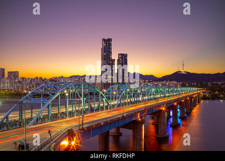 Vista notturna di Seul del fiume Han in Corea del Sud Foto Stock