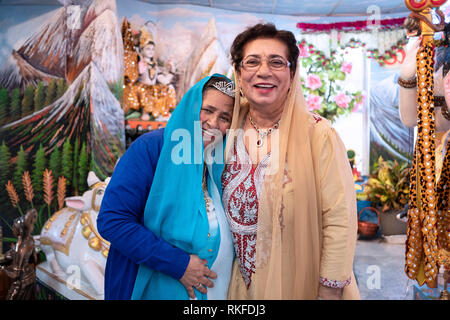 Poste ritratto di una lacerazione 70 vecchia donna indù e nipote. Ha celebrato la sua festa di compleanno da assistere in una Domenica mattina tempio service.In Hollis QUEENS, NY Foto Stock