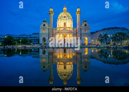 Vista della Karlskirche di notte nella città di Vienna, Austria. Foto Stock