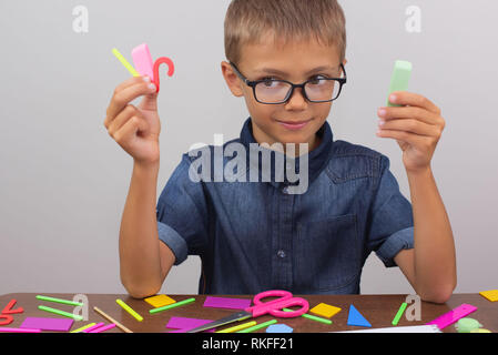 Il ragazzo è impegnato nella creatività presso la tabella richiama. Le classi di Creative si torna a scuola Foto Stock