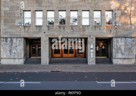 Berlin-Wilmersdorf, Fehrbelliner Platz 1. L amministrazione statale ufficio di Berlino. Nazi-era l edificio dell'architetto Philipp Schaefer per Karstadt Foto Stock