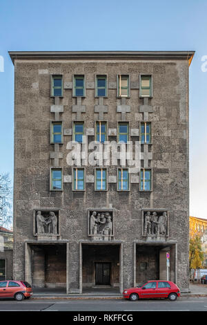 Berlin-Wilmersdorf. Fehrbelliner Platz 2. Nazi-era l edificio costruito 1935-36 dall architetto Otto Firle,lato dell'edificio con rilievi scultorei Foto Stock