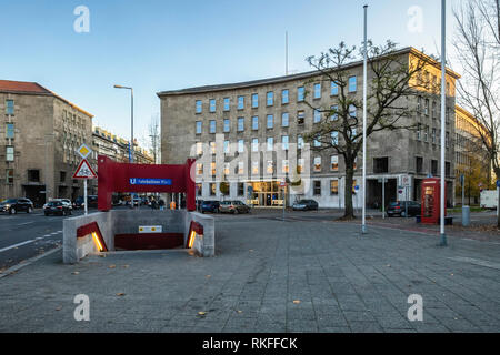 Berlino quartiere Wilmersdorf,Fehrbelliner Platz della U-Bahn metropolitana stazione ferroviaria ingresso e storico dell'epoca nazista edificio amministrativo Foto Stock