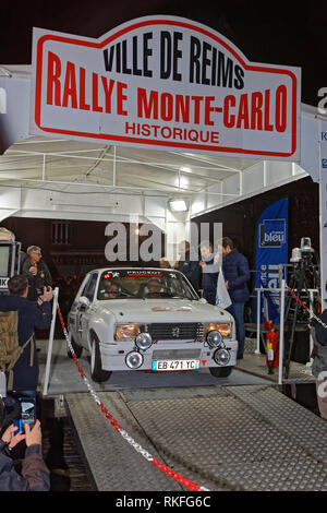 REIMS, Francia, 1 Febbraio 2019 : avvio del Rallye per le strade di Reims. Rallye Historique è riservata a quelle vetture che hanno partecipato alla Foto Stock