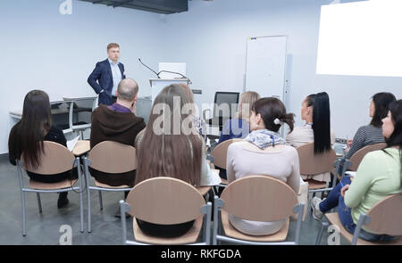 Altoparlante dando un talk durante la riunione di affari. Foto Stock