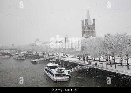 Banca del fiume Reno al Frankenwerft, la chiesa al lordo di San Martin, inverno, la neve, Colonia, Germania. Rheinufer an der Frankenwerft, Kirche Gross Foto Stock