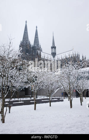 Vista dalla Kurt-Hackenberg piazza della cattedrale, neve, in inverno, Colonia, Germania. Blick vom Kurt-Hackenberg-Platz zum Dom, Schnee, inverno, koel Foto Stock