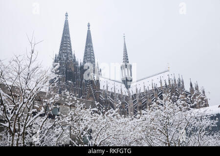 Vista dalla Kurt-Hackenberg piazza della cattedrale, neve, in inverno, Colonia, Germania. Blick vom Kurt-Hackenberg-Platz zum Dom, Schnee, inverno, koel Foto Stock