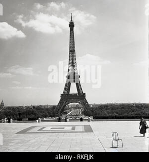 Degli anni Cinquanta, Parigi, una vista della famosa icona della città, la Torre Eiffel, un ferro battuto torre tralicciata sugli Champs de Mars, la cui costruzione è iniziata nel 1887 nella città per il 1889 World Expo, una fiera progettato per celebrare il centenario della Rivoluzione Francese. La torre è stata l'edificio più alto del mondo al momento. Foto Stock