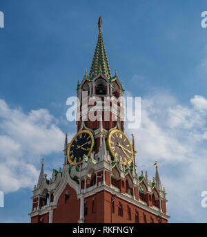 Torre Spasskaya del Cremlino di Mosca contro il cielo, Russia Foto Stock