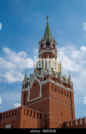 Torre Spasskaya del Cremlino di Mosca contro il cielo, Russia Foto Stock