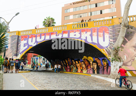 Lima, Perù, Gennaio 17, 2019: Barranco è uno dei quartieri più piccoli, tuttavia, è anche la zona bohémien di Lima nel luogo di residenza di molti artisti locali. Foto Stock