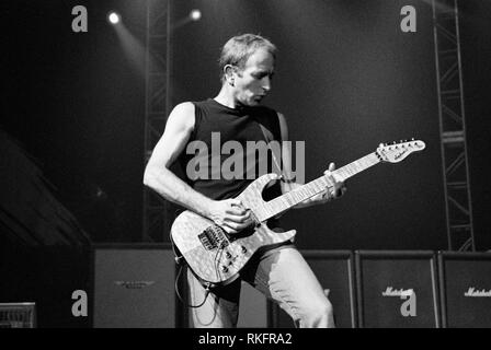 Phil Collen chitarrista solista nella banda Def Leppard esecuzione alla Brixton Academy 27 febbraio 2003, Londra, Inghilterra, Regno Unito. Foto Stock