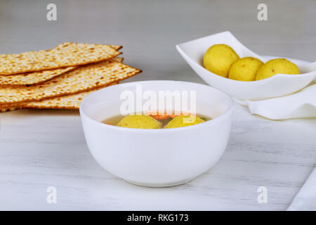 Delizioso pane azzimo zuppa a sfera con matzah in una pentola. Pasqua con santo cibo. Foto Stock