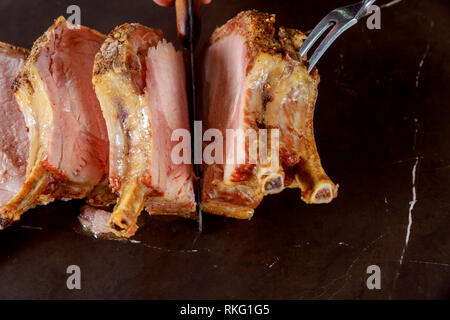 Bistecca alla griglia su ossa con coltello e fette di bistecca alla griglia su ossa di maiale Foto Stock