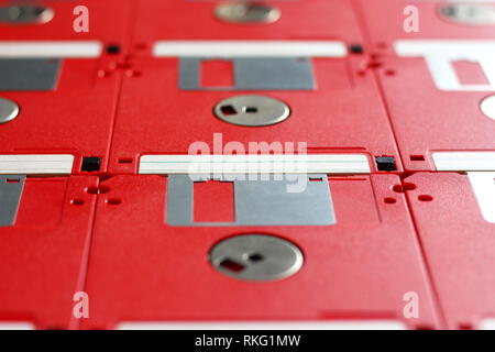 Colore rosso vecchi dischi floppy posizionato accanto a ciascun altro Foto Stock