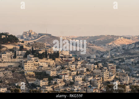 Le case e gli edifici di Gerusalemme con parete di separazione di barriera a sfondo, Israele Foto Stock