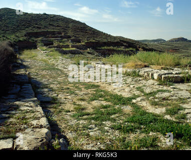 Spagna. Aragona. Celsa. È stato un importante pre-Roman (Illergetes tribù) e la città romana (Colonia Iulia Victrix Celsa). Vista della strada asfaltata. Vicino a Velilla de Ebro, provincia di Saragozza. Foto Stock