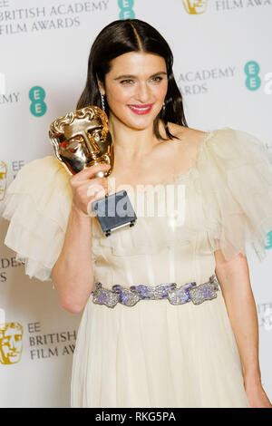 Rachel Weisz pone backstage presso il British Academy Film Awards di domenica 10 febbraio 2019 presso la Royal Albert Hall di Londra. Rachel Weisz con il suo premio per la migliore attrice in un ruolo di sostegno. Foto di Julie Edwards. Foto Stock