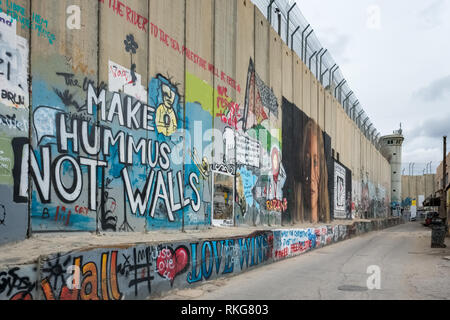 Betlemme, Israele - 22 Novembre 2018: Il graffitti sulla parete di separazione tra Israele e la Cisgiordania Foto Stock