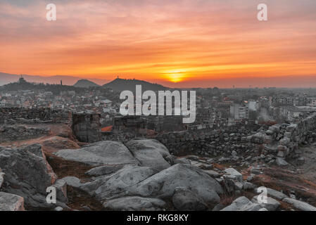 Ultimi raggi di sole sulla città di Plovdiv durante il tramonto, foto panoramica da Nebet Tepe hill. La Bulgaria. Europa Foto Stock