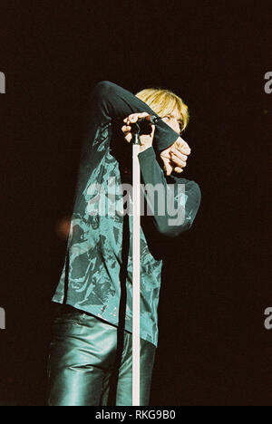Joe Elliot cantante in Def Leppard esecuzione alla Brixton Academy 27 febbraio 2003, Londra, Inghilterra, Regno Unito. Foto Stock
