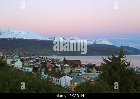 Ushuaia il centro e il porto all'alba Vista dalla collina della zona residenziale, Ushuaia, Argentina Foto Stock