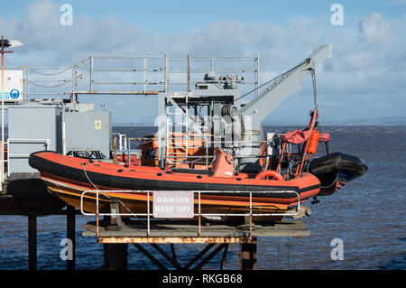 Scialuppa di salvataggio nel dock (RNLI) Foto Stock