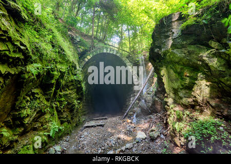 Il vecchio tunnel abbandonati nella cantina sotterranea. Foto Stock