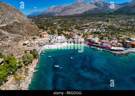 Vista aerea di Gerolimenas in Laconia, è uno dei più pittoreschi insediamenti di mani con un piccolo porto naturale. Peloponneso, Grecia Foto Stock