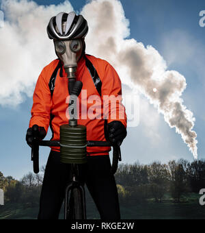 Un ciclista in un mondo inquinato Foto Stock